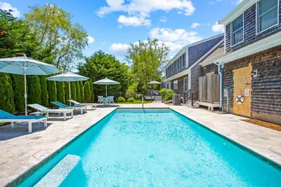 Image de Stones Throw: 052-Cs  Alluring Chatham in-town home with pool, walk to it all