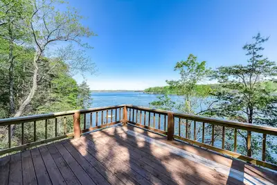 Image de Secluded Lakefront Gem W/ Free WiFi, Two-Level Deck, Private Dock & Great Views