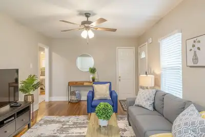 Image de Modern entire house only 5 miles from Truist Park.