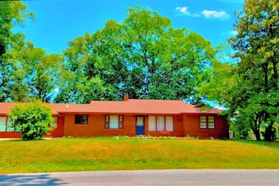 Image de Vintage Brick Ranch Home, in the heart of Sevierville - Min 30 day Stay