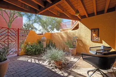 Image de Serene Saguaro- Foothills condo w/heated pool, gym, private courtyard.