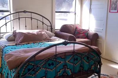 Image de Adorable 2 Bedroom Adobe Cabin on Fishing Property