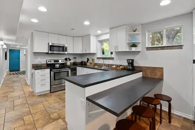 Image de Basement Retreat: Private Entry, Updated, Ski Passes, Sleeps 8, Near Trax Station, 3 TVs, Patio!