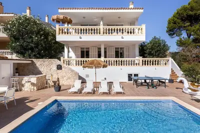 Image de Villa Felicidad avec vue sur la mer, Wi-Fi, climatisation, piscine, jardin, terrasse et balcon.