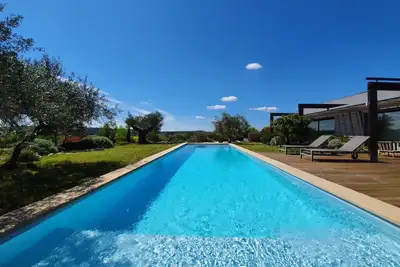 A Uzès, contemporaine à la vue unique, à 5 min du centre historique