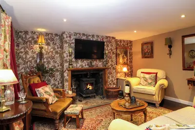 Wonderland Cottage, pet friendly, with open fire in Newburgh, Fife
