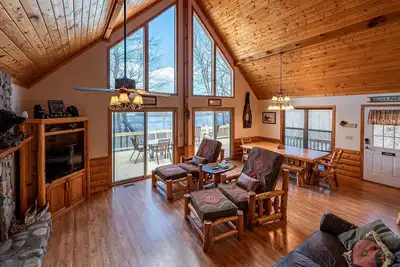 Image de Ridgetop Lakeview - Bedroom Cabin on Lake Nantahala w/ Private Deck