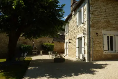 Image de Maison en pierre rénovée avec jardin clos et terrasse, proche sites Unesco, à Coly-Saint-Amand