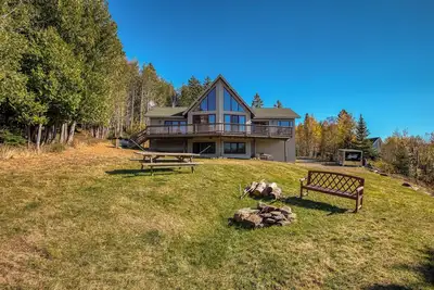 Image de Eagles Rest - If you are looking for stunning mountain and lake views, this is the cabin for you