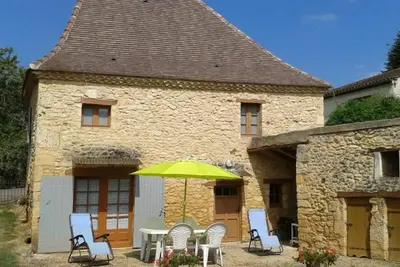 Charmante maison au calme avec jardin clos près de Bergerac, idéale pour famille et animaux.