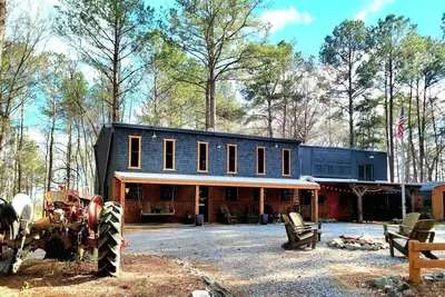 Image de This barn is a 2 bedroom(s), 2 bathrooms, located in Montezuma, Ga.