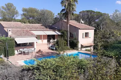 Image de Villa tranquille avec piscine, 3km des plages, dans quartier résidentiel.