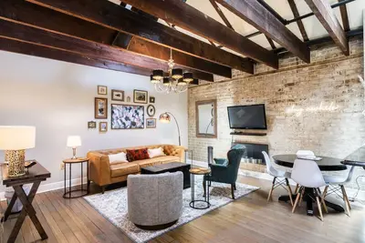 Image de ☆ Historic Broughton St. Loft ☆ Mod-Industrial 2/2 w/View, Parking, Shuffleboard