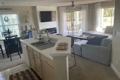 Image de Beautiful Second Floor 2-Bedroom Two-Bath Condo With Water and Golf Views