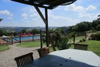 Image de Gite 3 étoiles - spacieux - calme - piscine et vue!