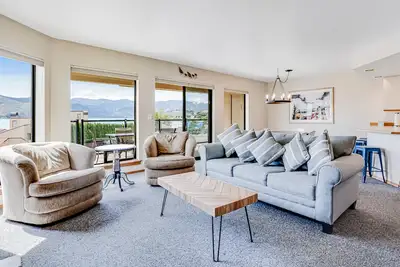 Image de Charming Retreat W/ Short Walk to Lake, Shared Pool/Hot Tub, & Large Balcony