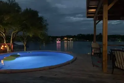 Image de Living the Dream- Lakefront w/ Pool & Hot Tub