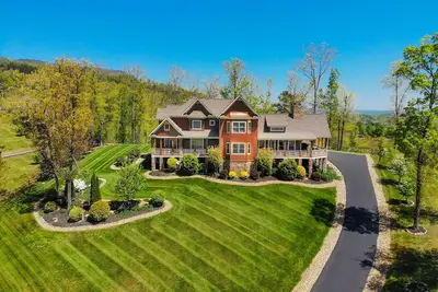 Image de Adventure 360: Mtn Views, Game Room, Hot tub, Wifi, near Attractions! Signature