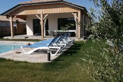 Bourg d'Hourtin, Maison neuve avec piscine et jardin proche du lac.
