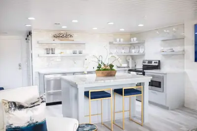 Image de Luxury Condo on Grand Lake, Pool, Tennis, Basketball, Right Next to Shangri-La