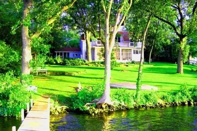 Image de Un lac Home Front Vintage et historique avec une unique Guest Cottage