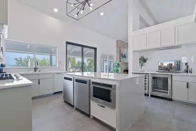 Image de Luxury 5br Retreat: Pool, Spa, Golf Views, Mins to Downtown, Rainey & Airport