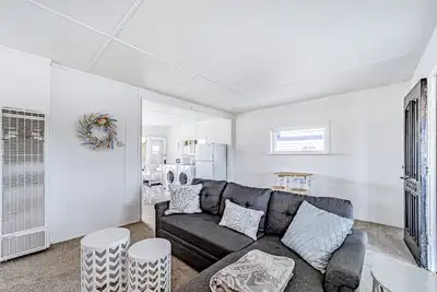 Image de Dog-Friendly Ground-Floor Cabin w/Free WiFi, Beach Views, Patio, Gas Grill, W/D