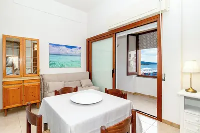 Image de Appartement \"Casa Spiaggia Molo 1\" à Isola Rossa avec vue sur la mer et balcon
