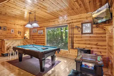 Image de Sleepy Willow Cabin | Hot Tub, Theater, Game Room | Sleeps 8