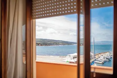 Image de Appartement \"Casa Spiaggia Molo 4\" sur Isola Rossa avec vue sur la mer et balcon