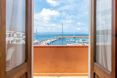 Image de Appartement \"Casa Spiaggia Molo 2\" sur Isola Rossa avec vue sur la mer et balcon