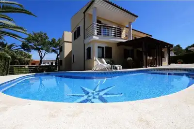 Image de Villa \"Northern Star\" près de la plage avec piscine, Wi-Fi, A/C, terrasse et jardin