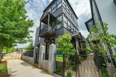Image de 3 Story 2br-2. 5ba Townhouse w/Terrace/pool Downtown Atl Open in November
