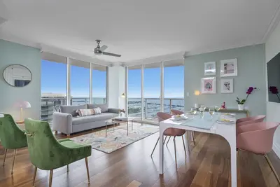 Art Deco 2br Corner Apartment, Beautiful Front Bay View Free Parking, Gym, Wi-Fi