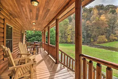 Image de Riverfront Hideaway w\/ Mtn Views in Marshall!