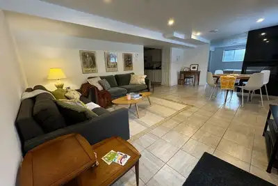 Image de Sunny, 1000-ft basement flat, parking, walkout patio entrance Citq#305792