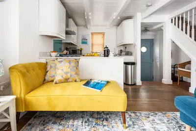 Image de Plane Sailing sleeps 4 in 2 bedrooms and is in the heart of St Ives, very close to beaches has an allocated parking space