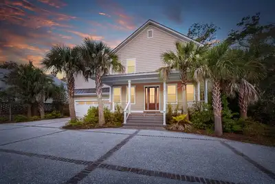 Image de 5 Bedroom Home with Heated Private Pool, Wildlife Views, Steps to Pier Village!