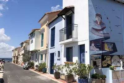 Image de La maison bleue de la Pointe Courte. \nDépaysement assuré au bord du canal.
