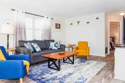 Image de 2201 - Suite A · New Modern Chic Suite Walkable Steps to Beach