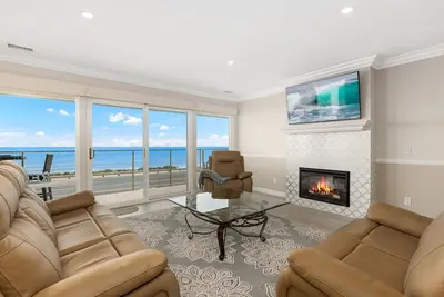 Image de Beach Facing! Large 3br - 180 panoramic ocean views, steps to sand and Village!