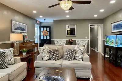 Image de 💕Peaceful, Quiet, Large Suites & Yard *New & Glam! *💕