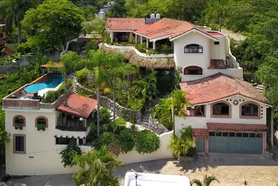 Image de Maison exquise donnant sur la baie. 5 minutes facile à pied de la ville et de la plage