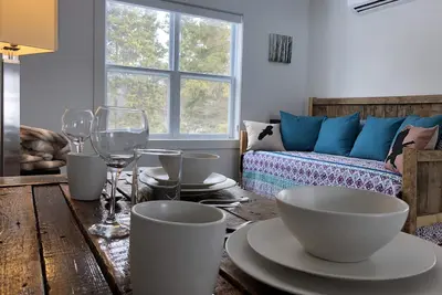 Image de Eagle's Nest Loft- 1 bdrm lakeside apartment nestled up high in the trees.