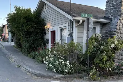 Image de Mary's Place is a historic cottage with private garden in the center of town.