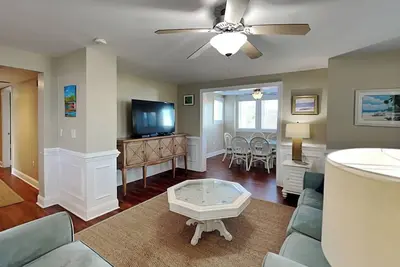 Image de Spacious w/ Roof Top Pool Access + Walk to Beach!