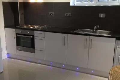 Image de Petit appartement moderne et confortable de 2 chambres - cmyr