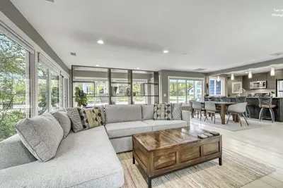 Image de This charming home is nestled just behind downtown Douglas. A quick walk will