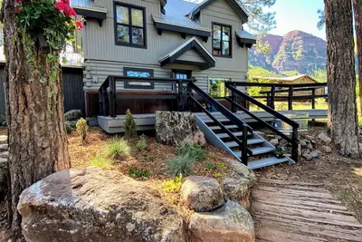 Image de 20 Minutes to Skiing, Hot Tub, Modern Retreat!