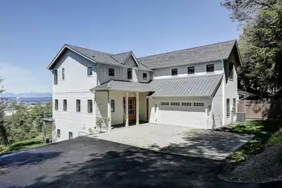 Image de Stylish Seattle farmhouse with breathtaking views